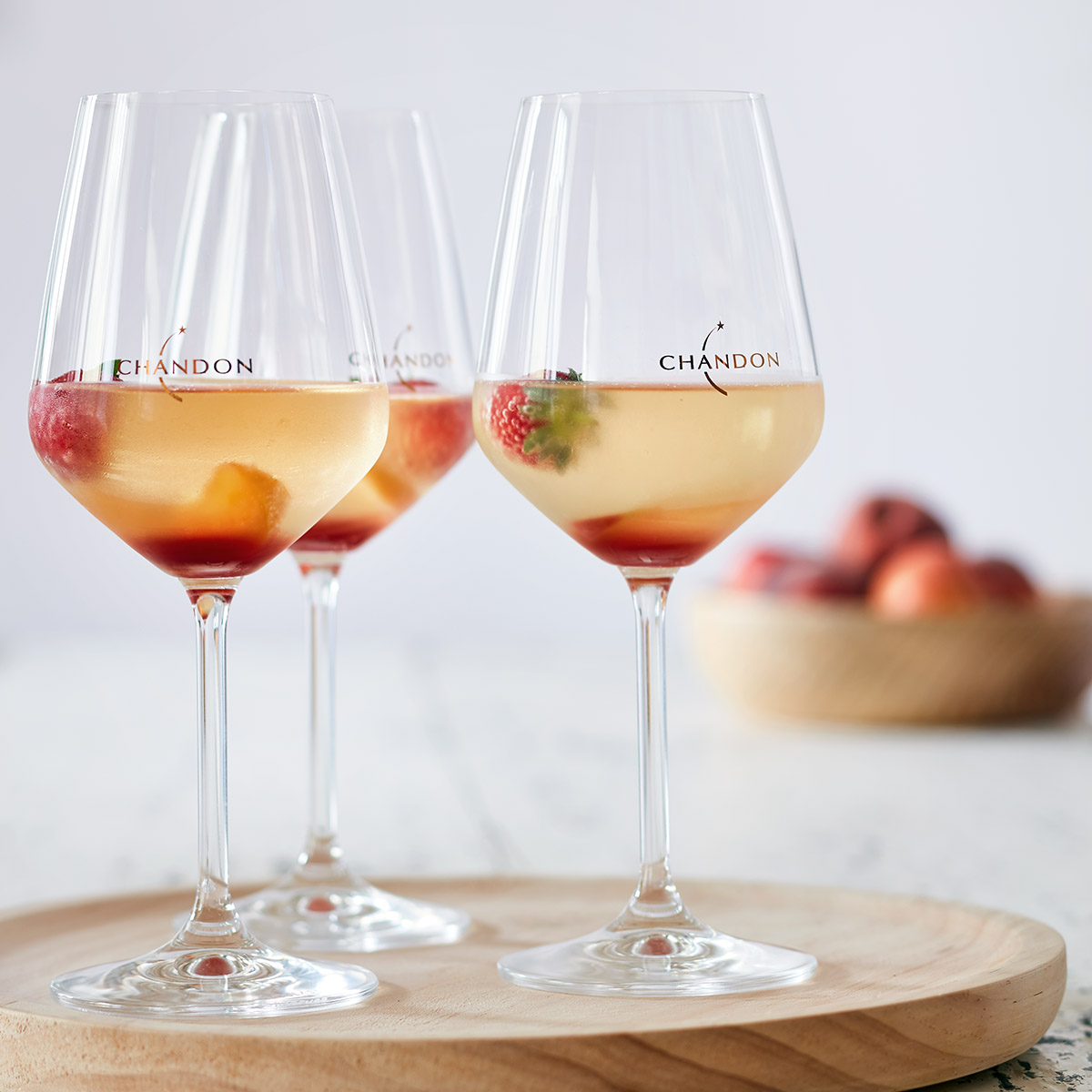 Trois verres de cocktail champagne et fruits rouges