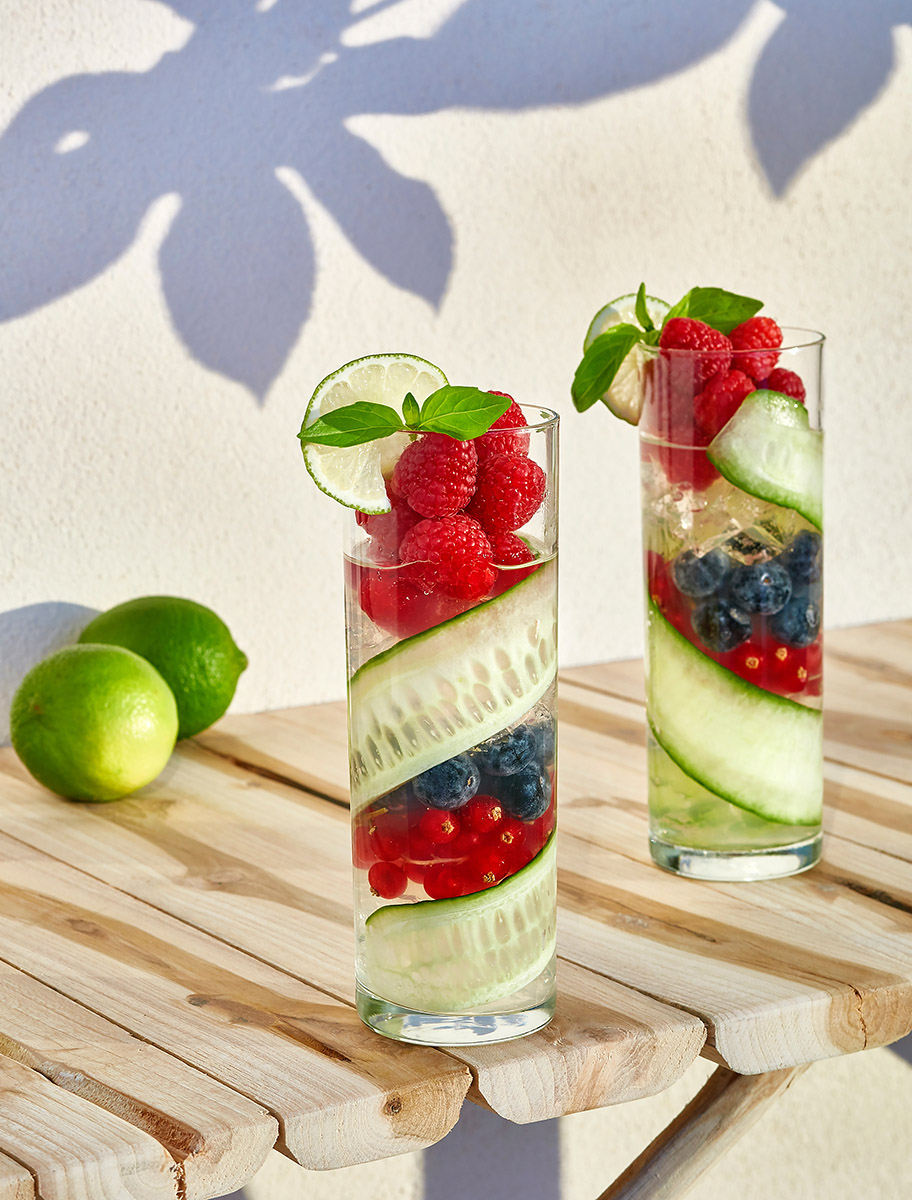 cocktails graphiques au concombre, framboises, myrtilles et citron vert
