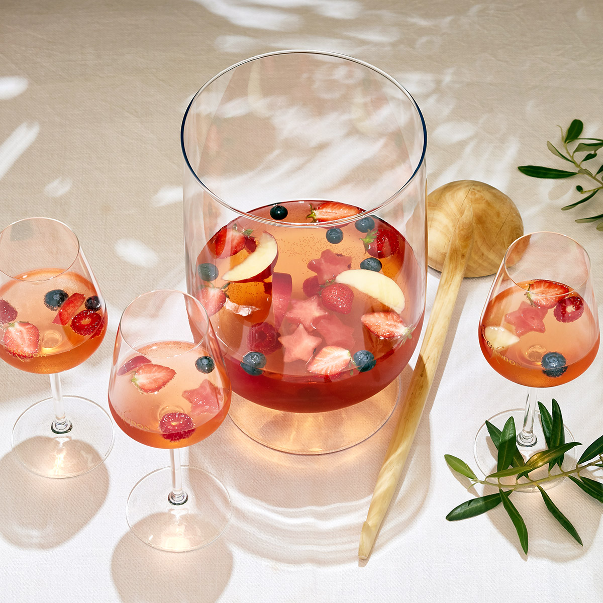 vase de sangria aux fruits rouges et pastèque découpe en étoiles à l'ombre des oliviers