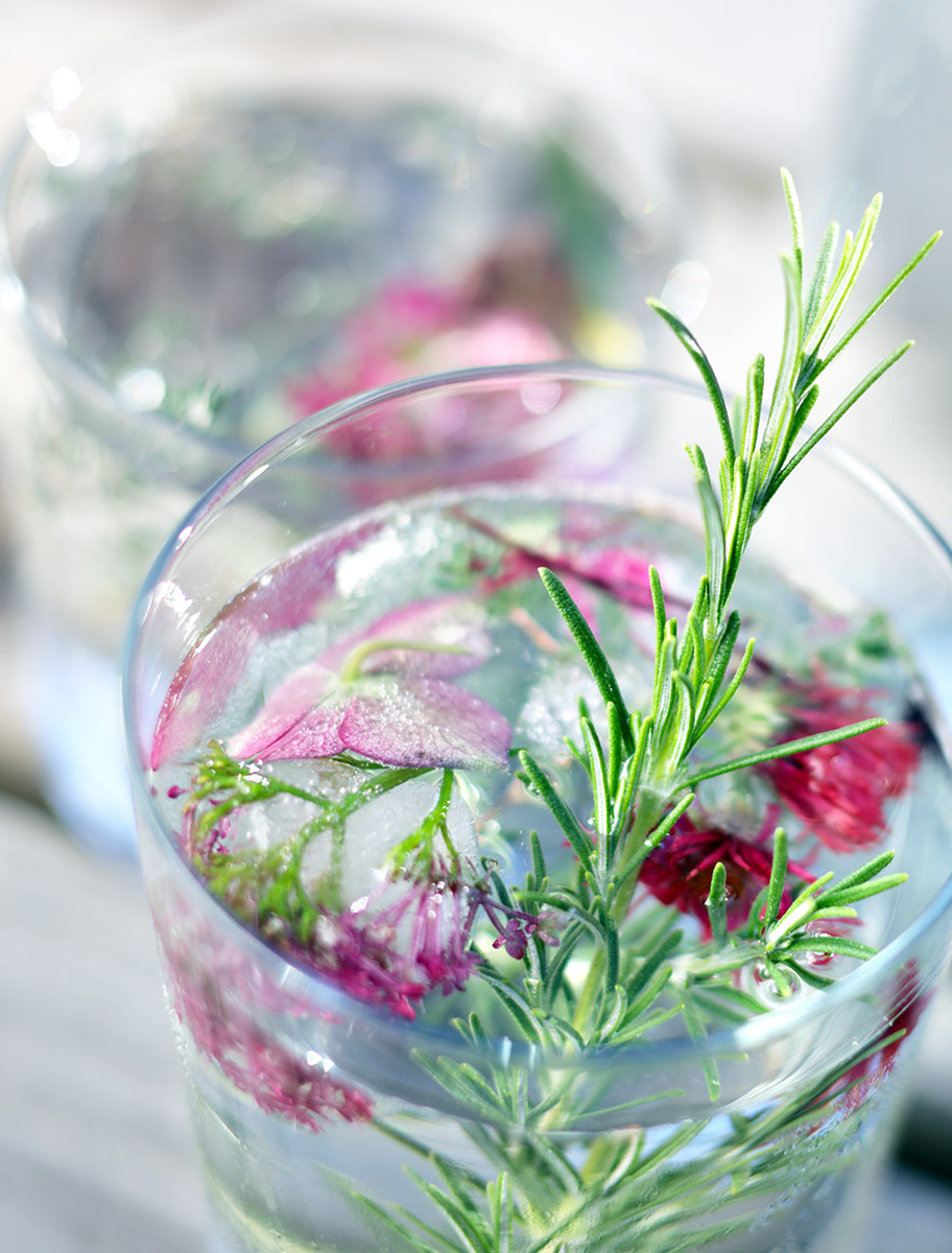 verre d'eau parfumée au romarin et aux pétales roses