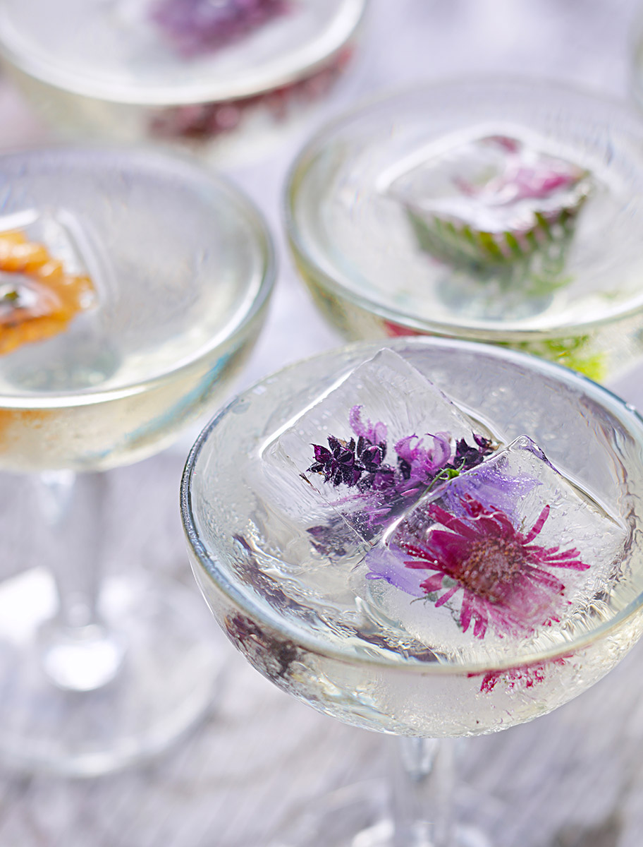 Coupes vin pétillant frappées et glaçons aux fleurs comestibles