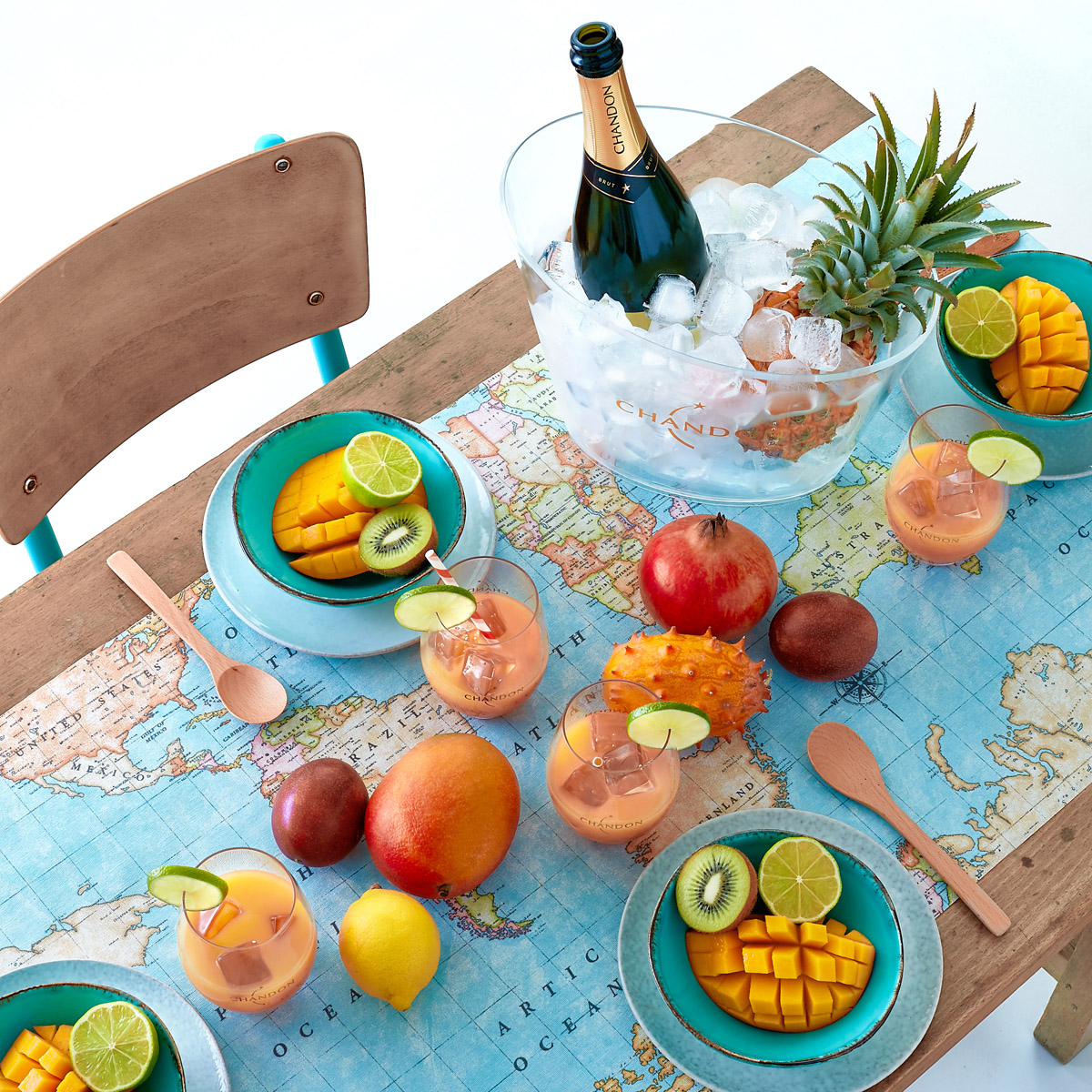 Fruits exotiques servis sur une nappe mappemonde