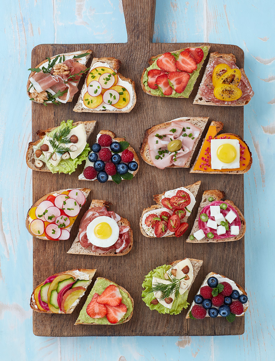 Bruschette sucrées et salées sur une planche en bois brut