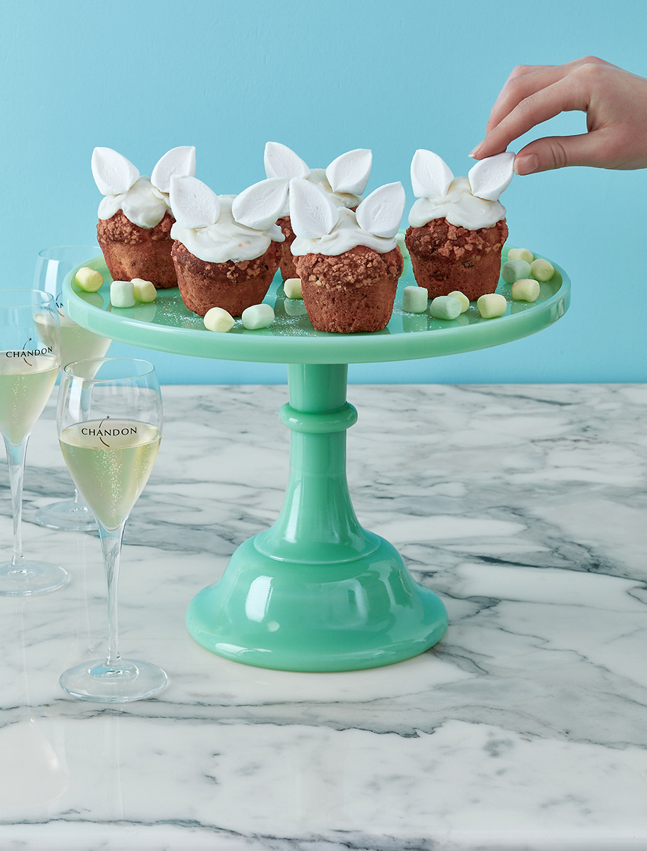Cupcakes lapins en sur un cakeplate vert