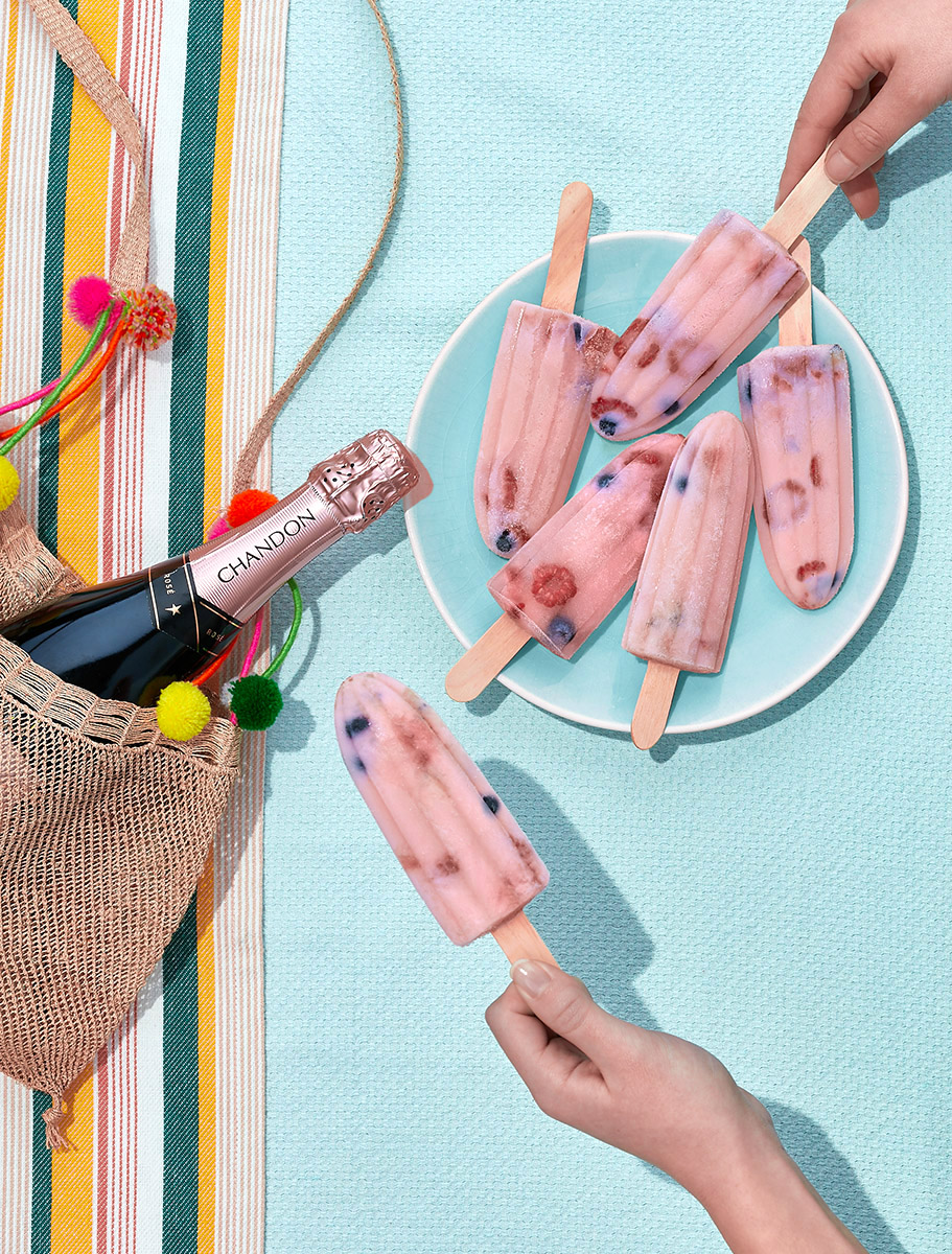 Sparkling Rosé et glaces maison aux fruits, framboises myrtilles