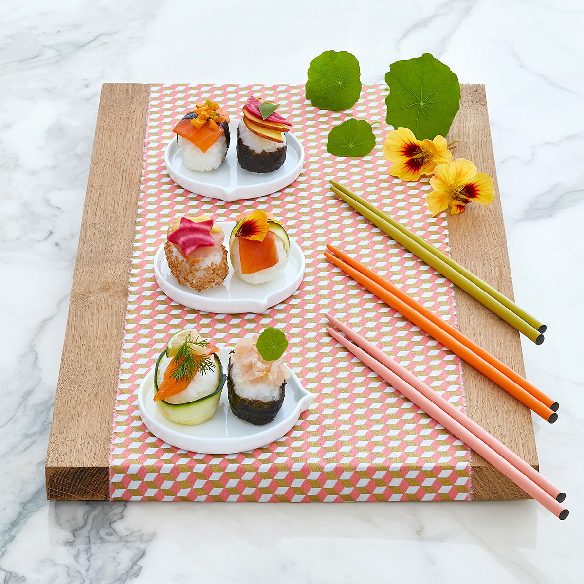 Plateau de makis de légumes et fleurs sauvages, baguettes colorées