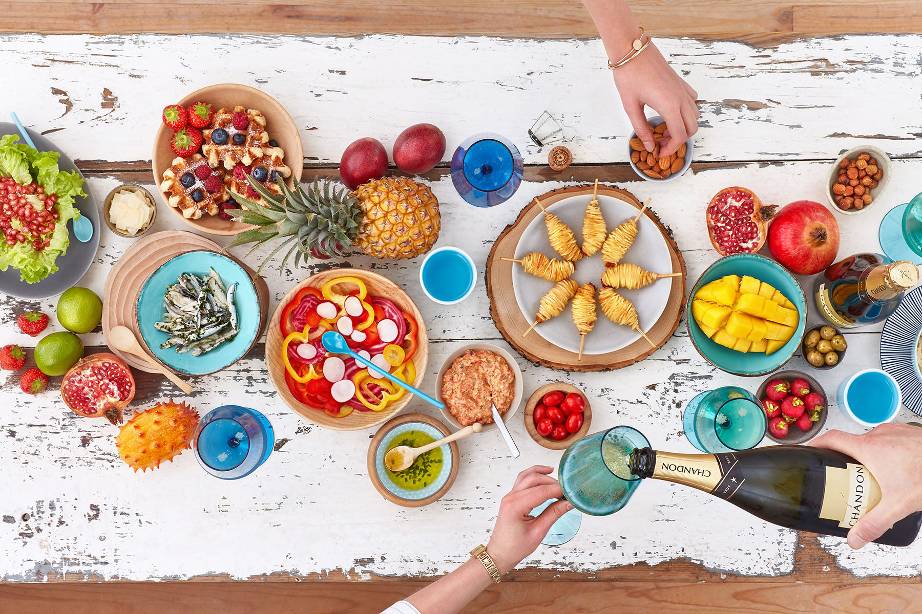 Flat Lay Brunch d'été festif et coloré