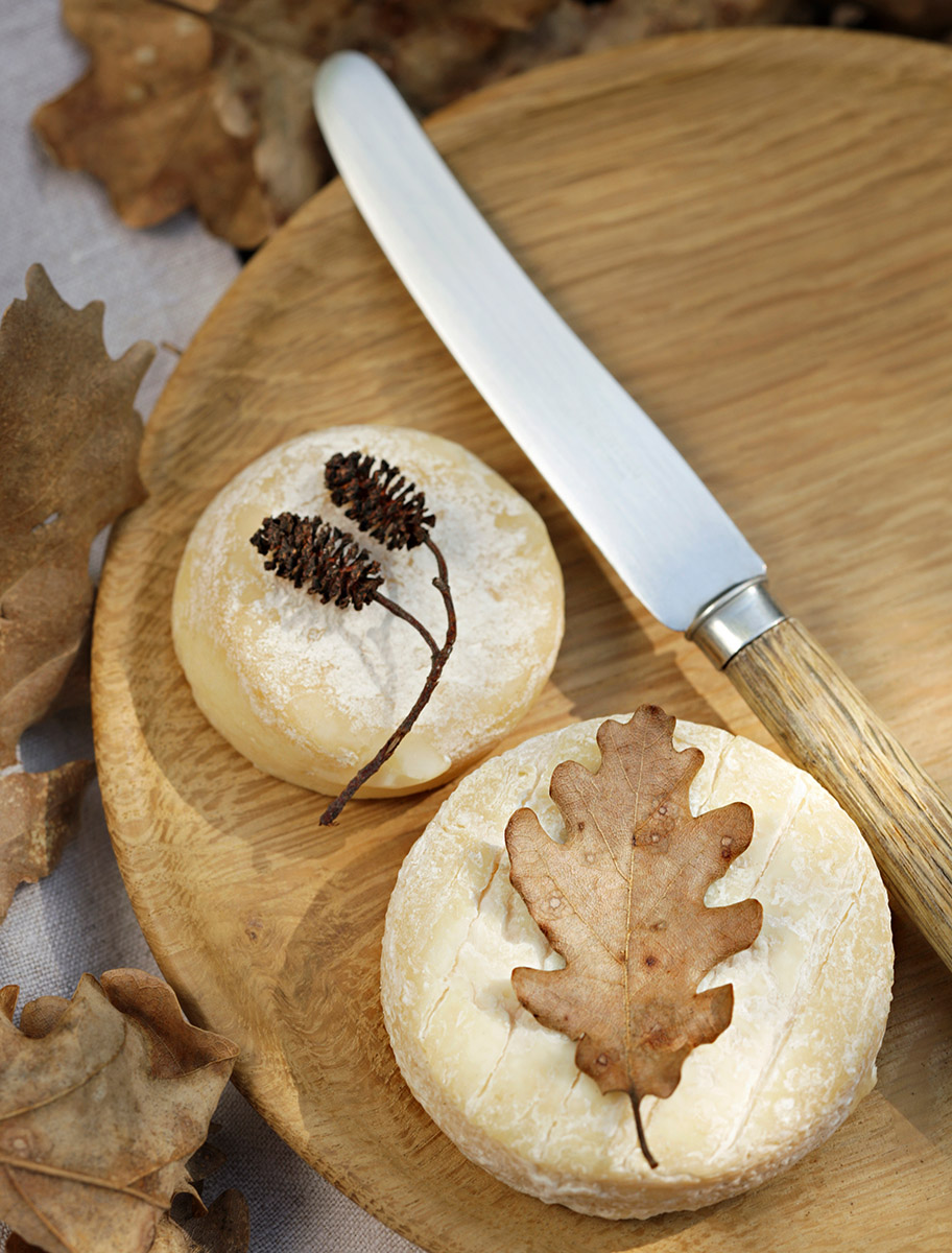 Assiette en bois et petit fromages décorés de feuilles des bois