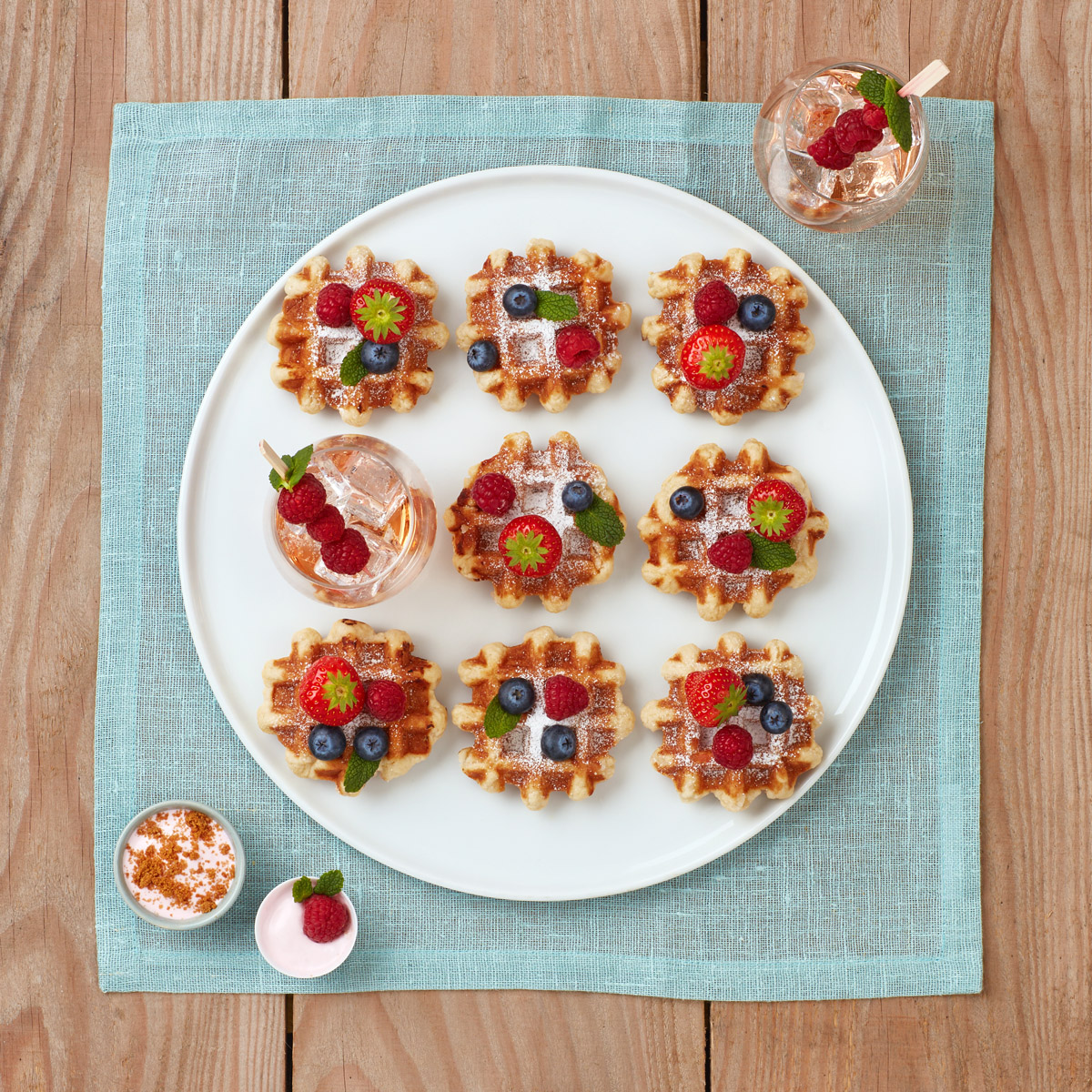 Flat lay assiette de gauffres décorées de fruits rouges
