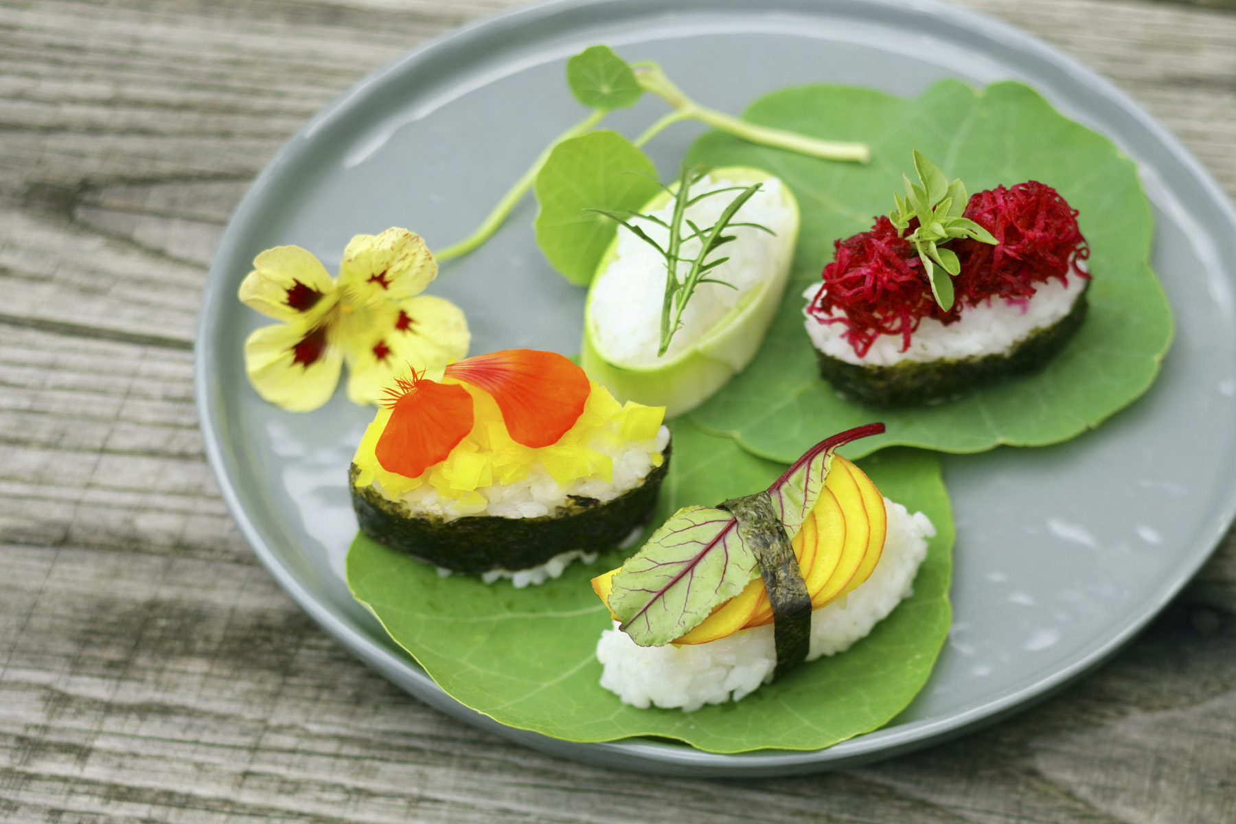Assiette de makis veggie et fleurs comestibles