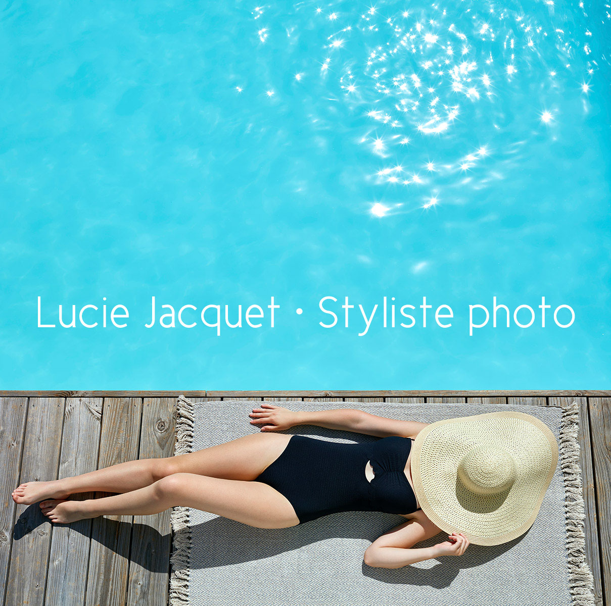 Jeune fille allongée au bord d'une piscine