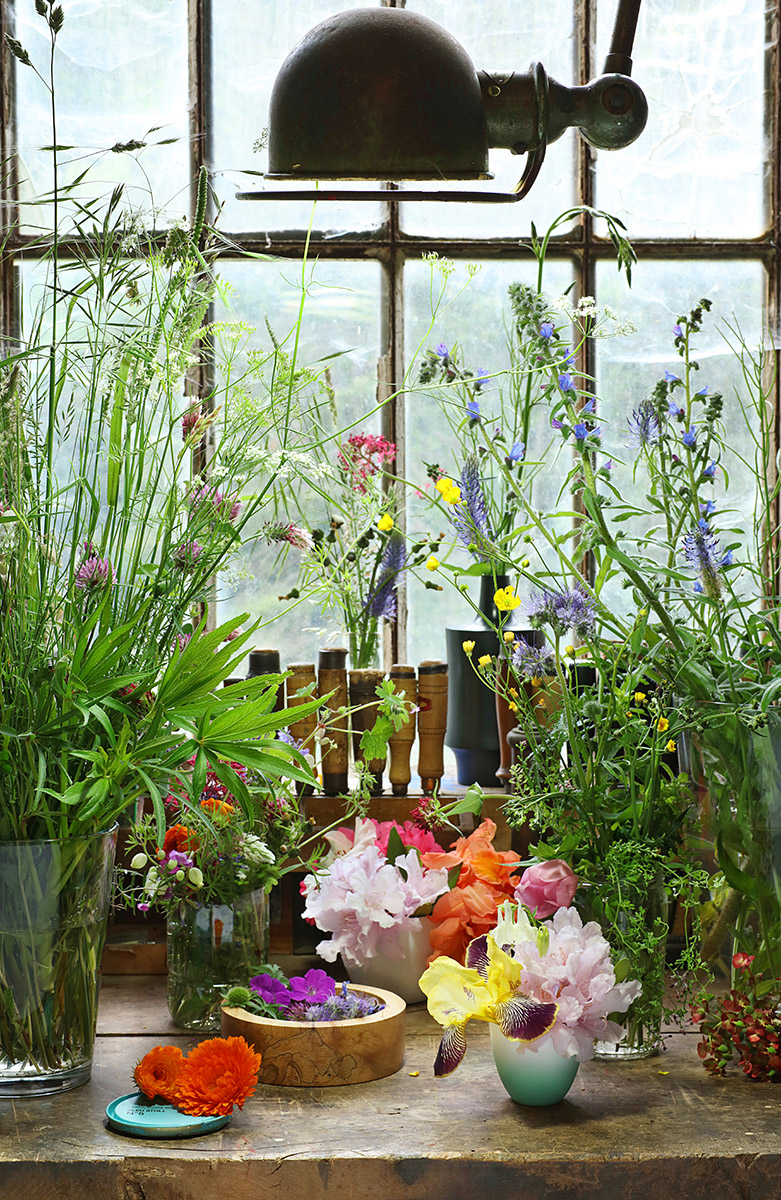 Établi de menuisier avec bouquets fleurs des près