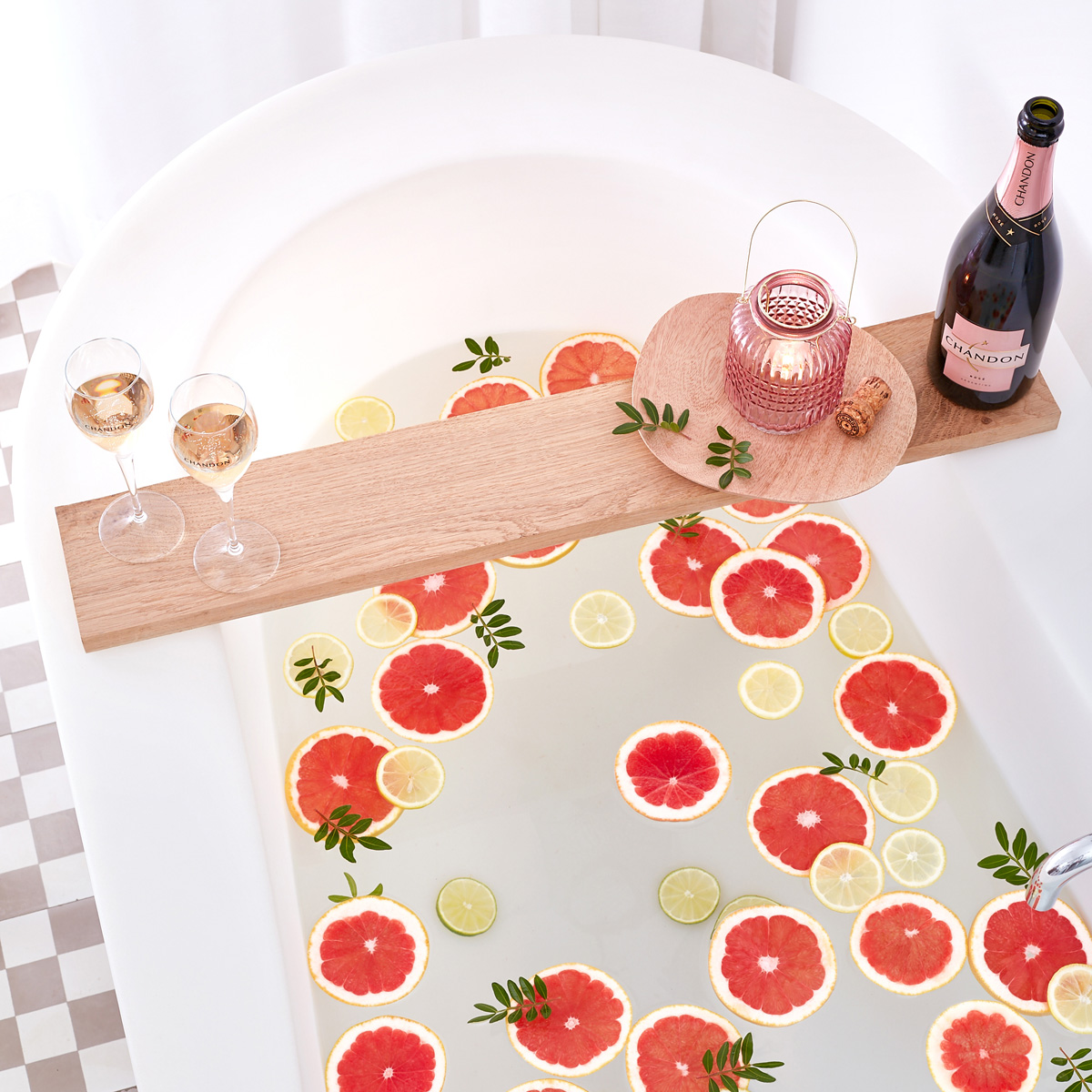 Bain contemporain, aromatique avec des agrumes