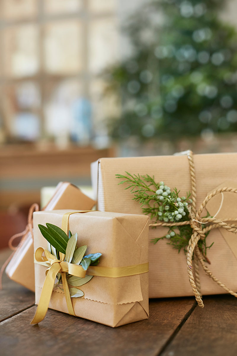 Cadeaux papier kraft, tresse de cuir et feuillages