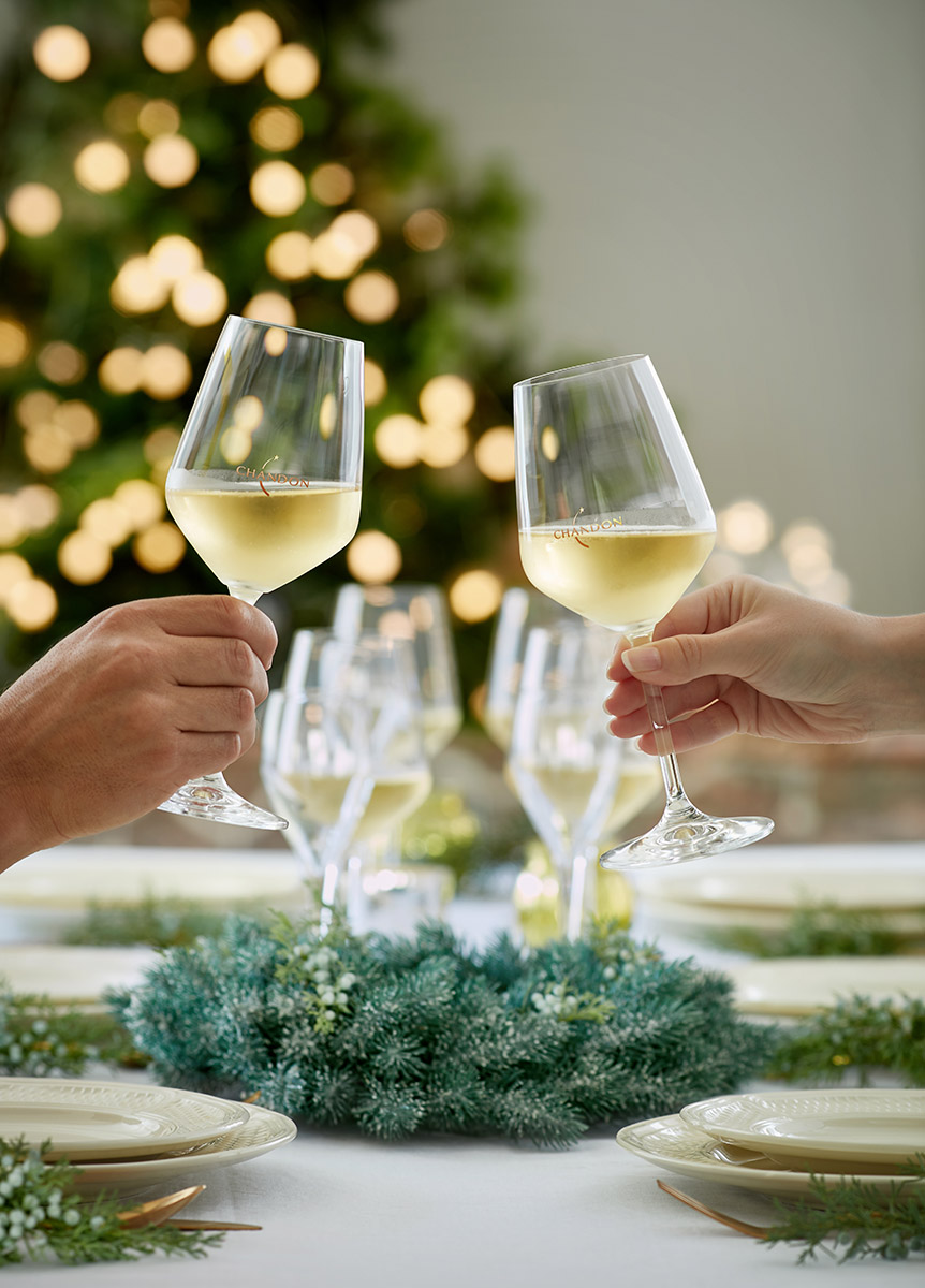 Verres de vin trinquant devant une table de fête