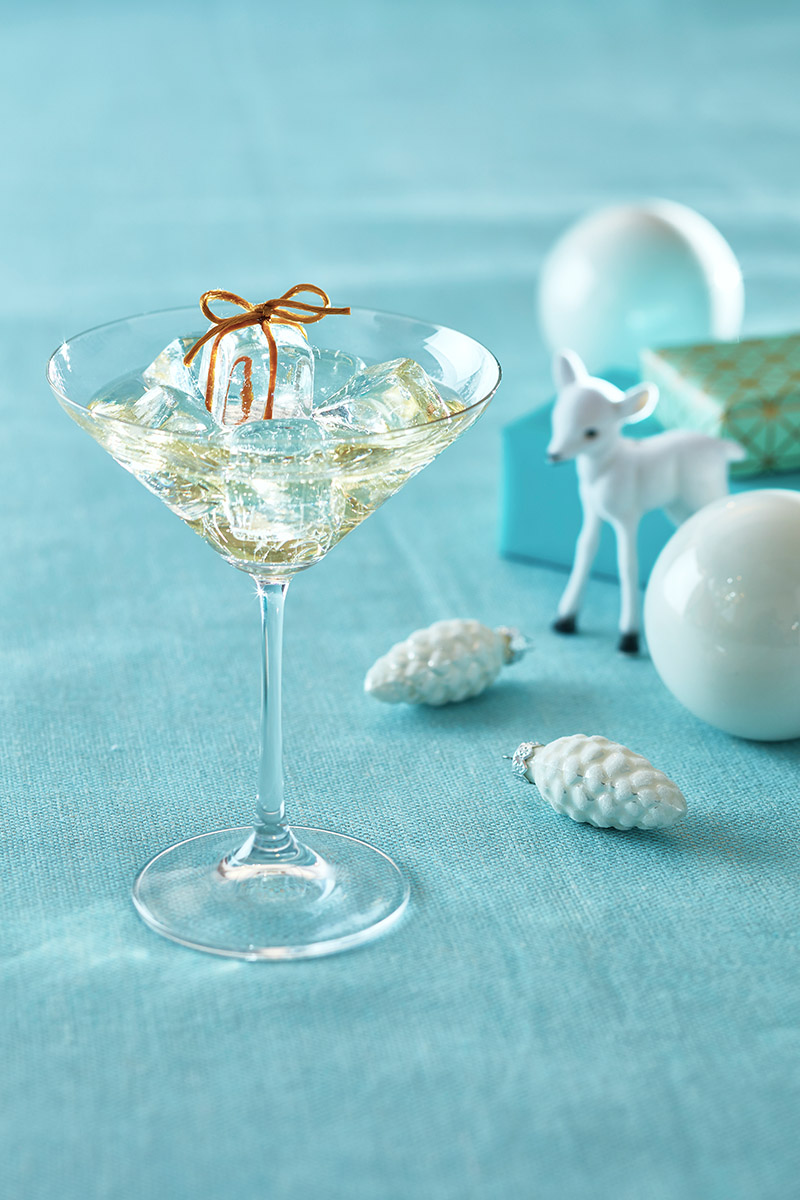 Coupe pétillante avec glaçon cadeau et deco de noël
