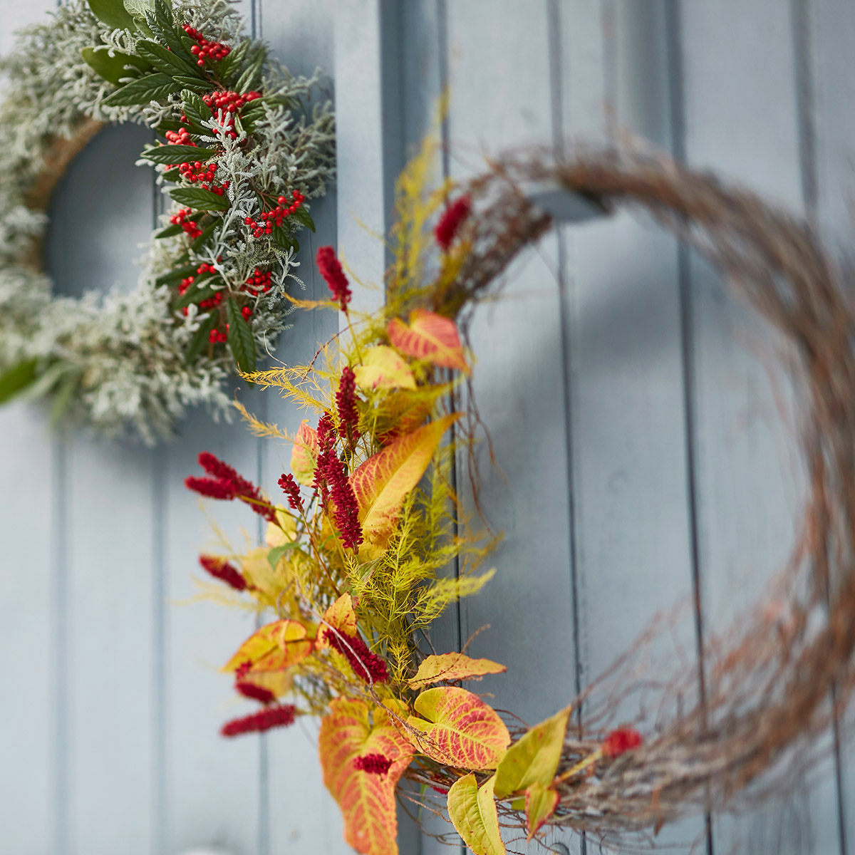 Couronnes de Noël avec feuillages et fleurs colorés