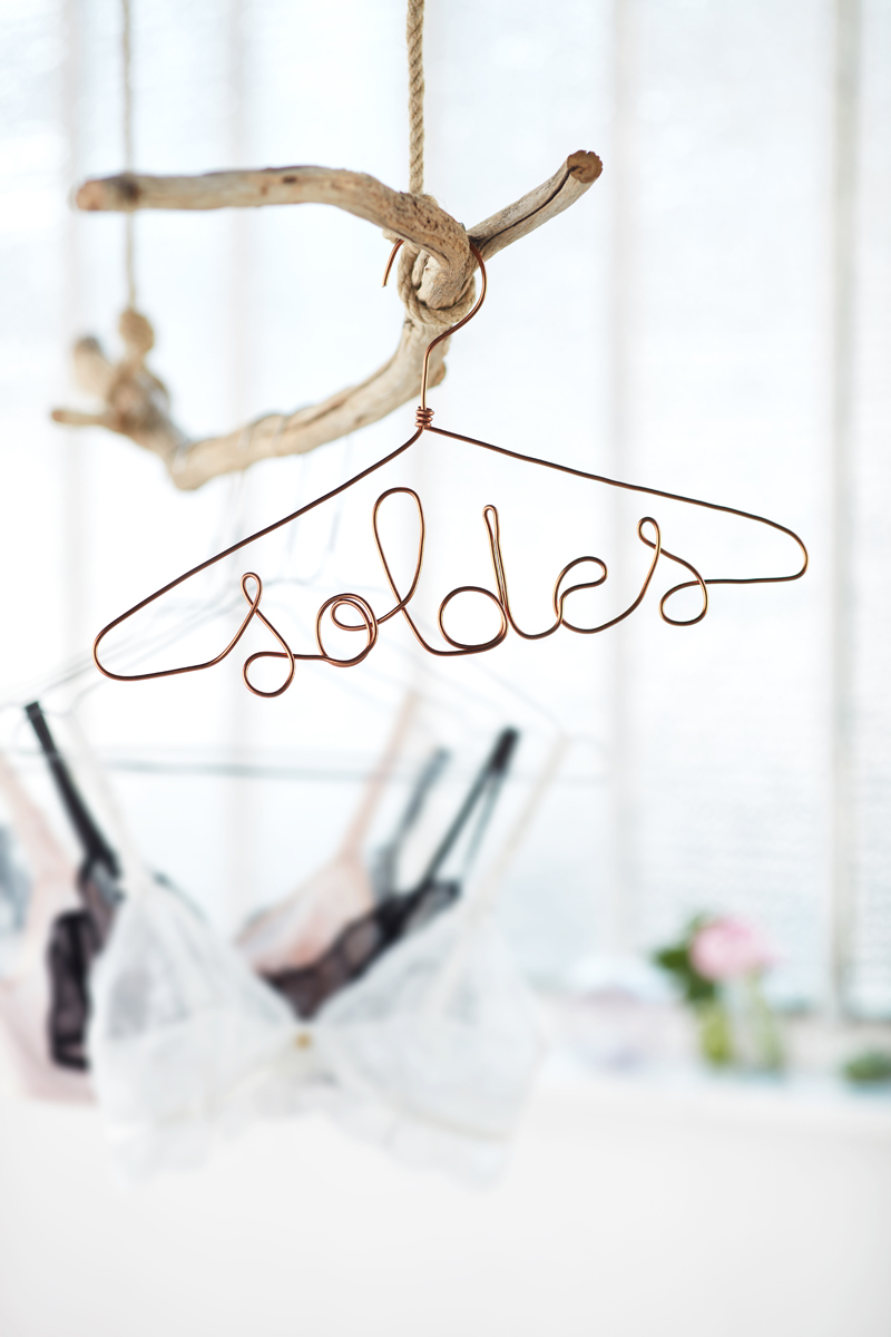 Portant en branche naturelle avec lingerie fine et cintre Soldes