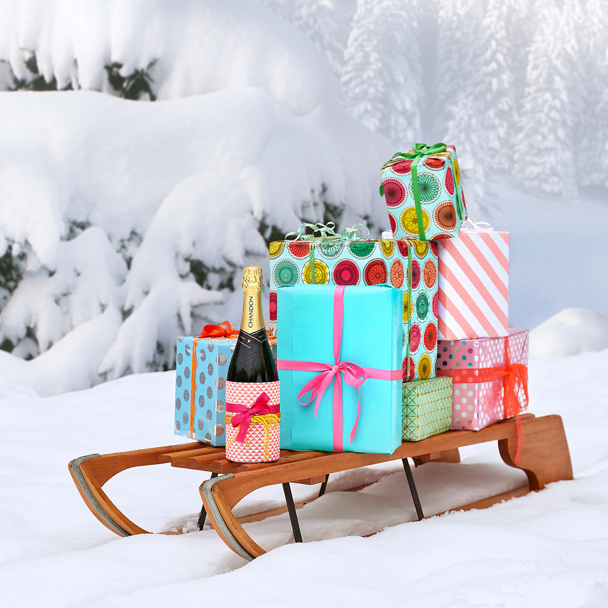 Luge en bois dans la neige, couverte de cadeaux colorés