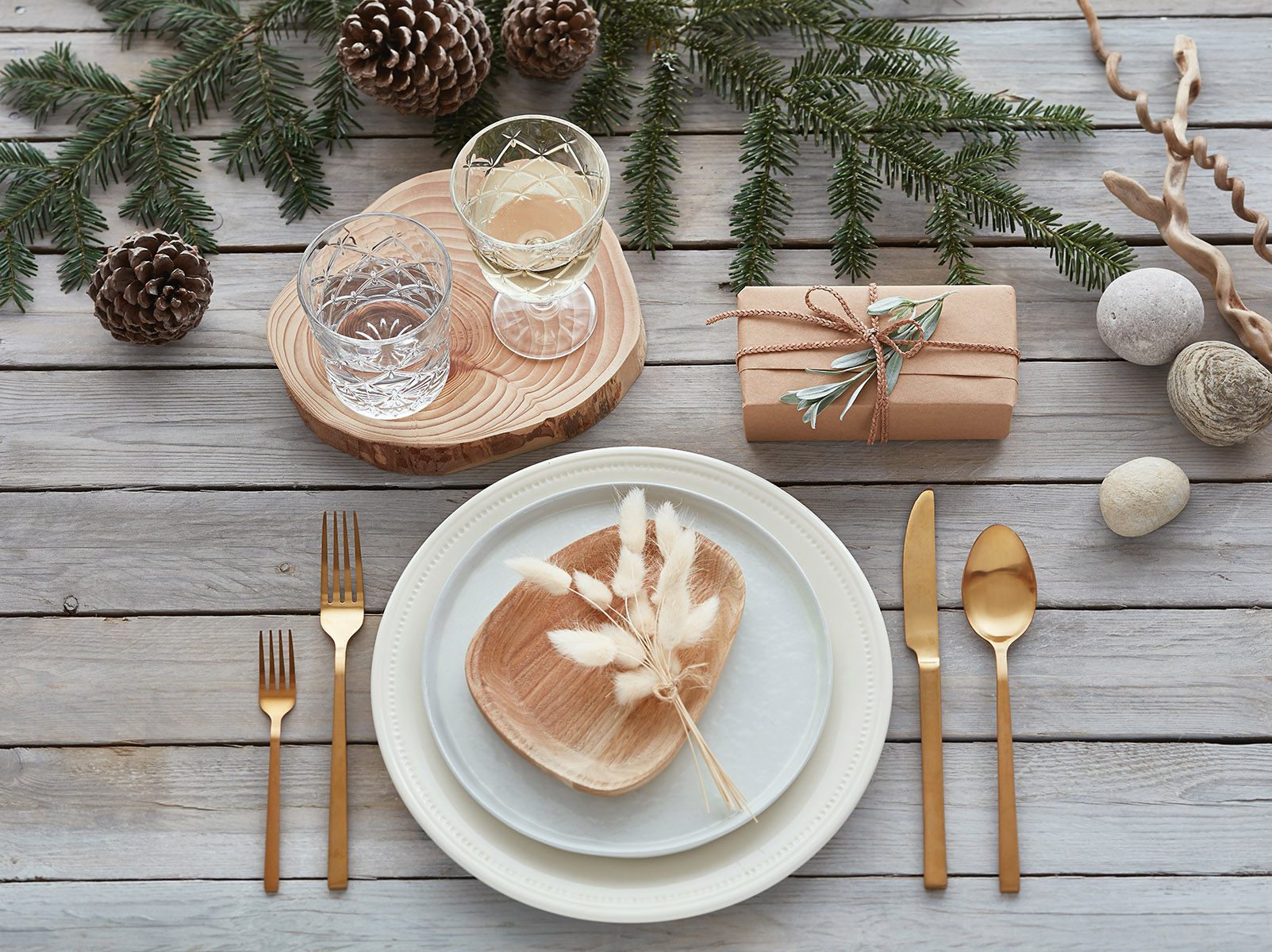 Table de noël, déco naturelle, bois et galets