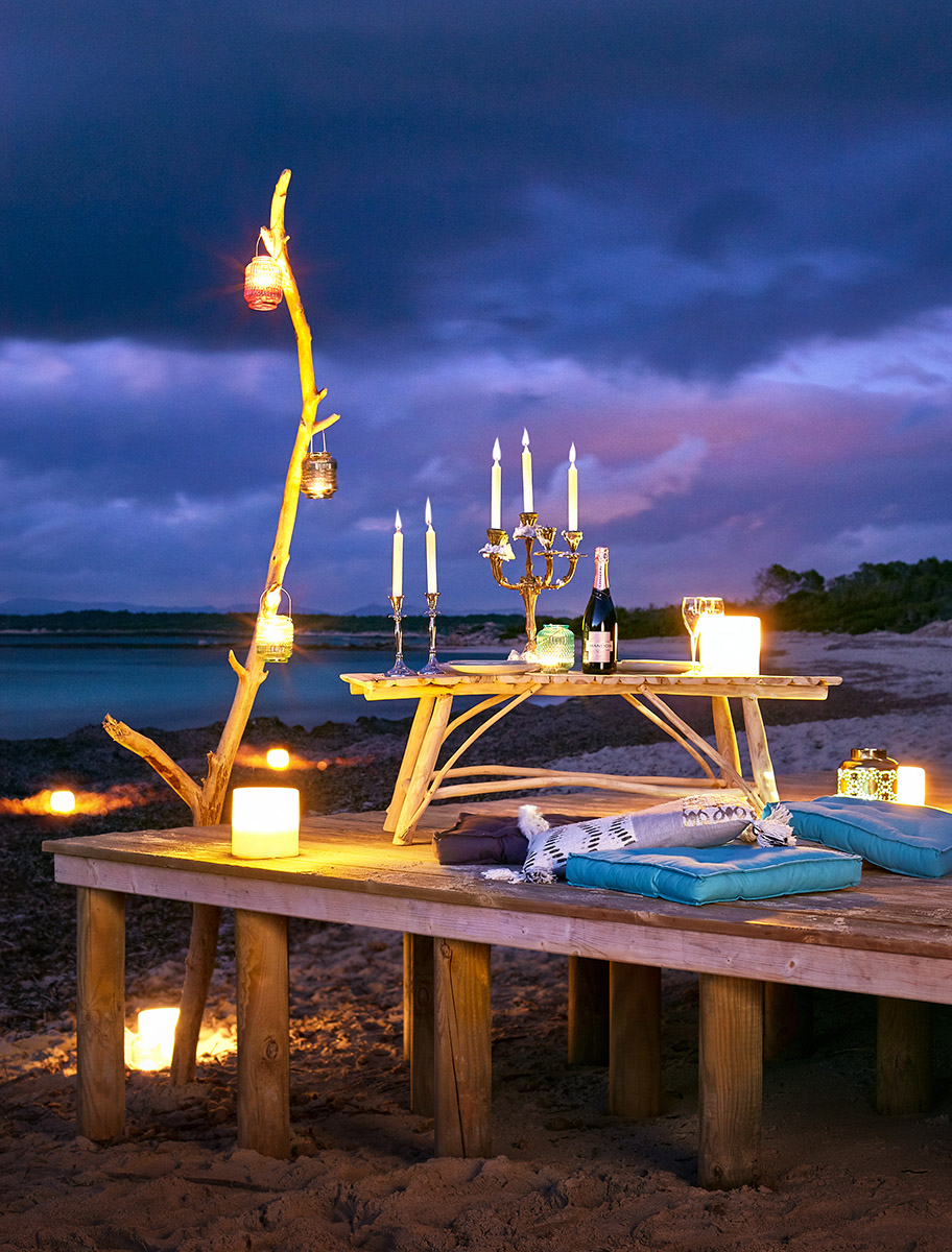 Picnic du soir romantique avec coussins et chandelier