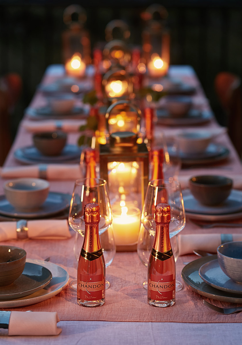 Table de mariage avec lanternes et mini bouteilles